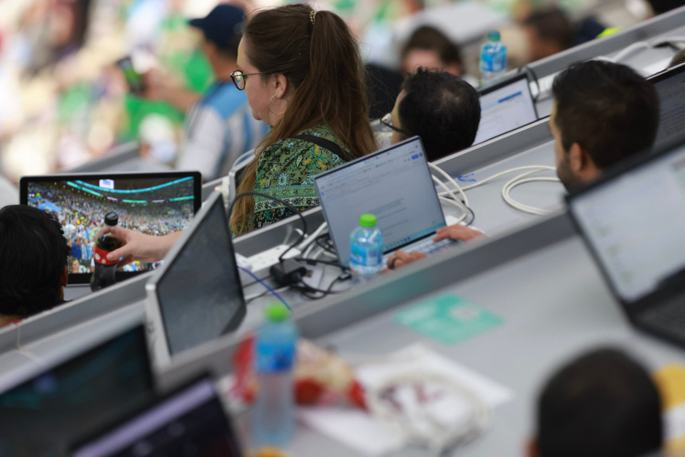 Các phóng viên viết tác nghiệp. (Ảnh: Hải An/Vietnam+)