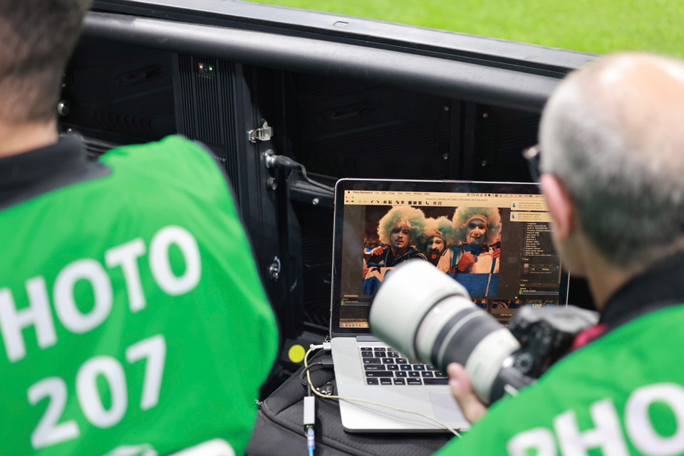 ...và truyền tải hình ảnh lên trang báo của mình. (Ảnh: Hải An/Vietnam+)