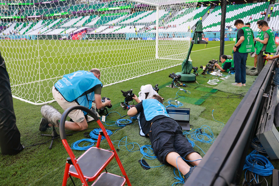 ...hay một trận đấu có 220 vị trí chụp ảnh trên sân là vô cùng gian nan. (Ảnh: Hải An/Vietnam+)