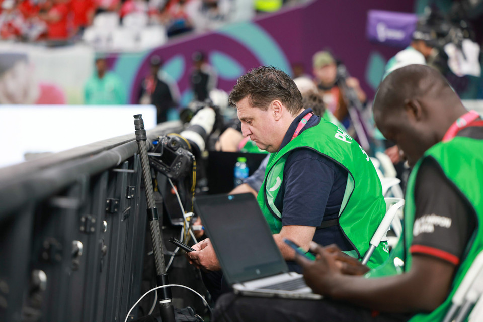 Nhiếp ảnh gia phải in thẻ phụ duyệt theo từng trận tại máy in thẻ tự động tại trung tâm báo chí chính hoặc trung tâm báo chí của sân. (Ảnh: Hải An/Vietnam+)