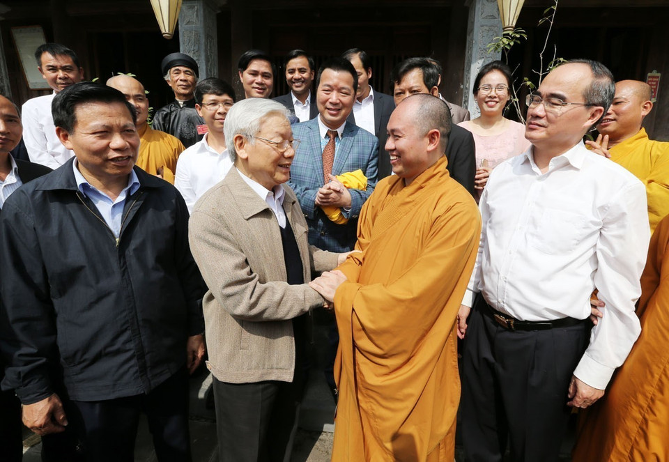 Tổng Bí thư Nguyễn Phú Trọng với Thượng tọa Thích Đức Thiện, Tổng Thư ký Hội đồng trị sự Giáo hội Phật giáo Việt Nam khi thăm Di tích lịch sử văn hoá Quốc gia đặc biệt chùa Phật Tích ở huyện Tiên Du, tỉnh Bắc Ninh, sáng 13/11/2016. (Ảnh: Trí Dũng/TTXVN)