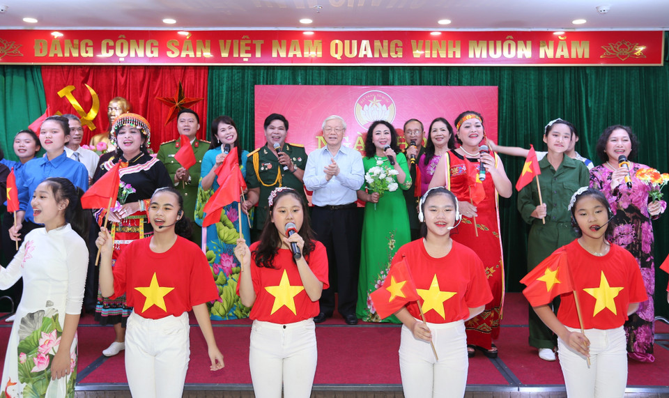 Tổng Bí thư, Chủ tịch nước Nguyễn Phú Trọng tham dự Ngày hội Đại đoàn kết toàn dân tộc cùng cán bộ, nhân dân địa bàn dân cư số 6, phường Nguyễn Du, quận Hai Bà Trưng (Hà Nội, 14/11/2018). (Ảnh: Trí Dũng/TTXVN)