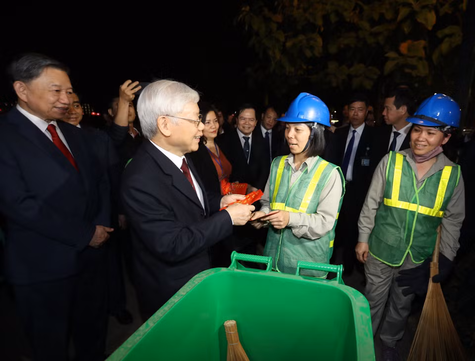 Tổng Bí thư, Chủ tịch nước Nguyễn Phú Trọng chúc Tết, tặng quà công nhân môi trường đang làm việc trong đêm giao thừa Tết Nguyên đán Kỷ Hợi 2019. (Ảnh: Trí Dũng/TTXVN)