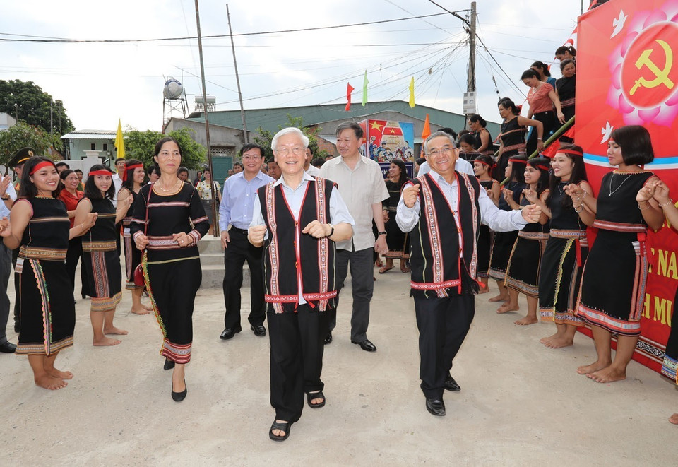 Tổng Bí thư Nguyễn Phú Trọng tham gia điệu múa truyền thống của đồng bào dân tộc tại thôn Kon Rơ Bàng 2, xã Vinh Quang, thành phố Kon Tum. (Ảnh: Trí Dũng/TTXVN)