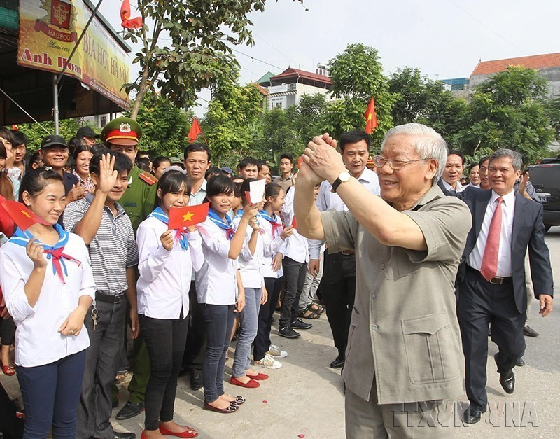 Tổng Bí thư Nguyễn Phú Trọng dự Ngày hội Đại đoàn kết toàn dân tộc tại khu dân cư Trai Trang, thị trấn Yên Mỹ, huyện Yên Mỹ, tỉnh Hưng Yên, ngày 10/11/2013. (Ảnh: Trí Dũng/TTXVN)
