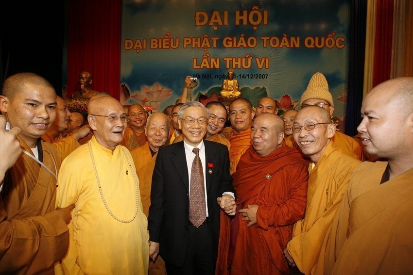 Chủ tịch Quốc hội Nguyễn Phú Trọng với các đại biểu dự Đại hội đại biểu Phật giáo toàn quốc lần thứ VI (Hà Nội, 13/12/2007). (Ảnh: Trí Dũng/TTXVN)