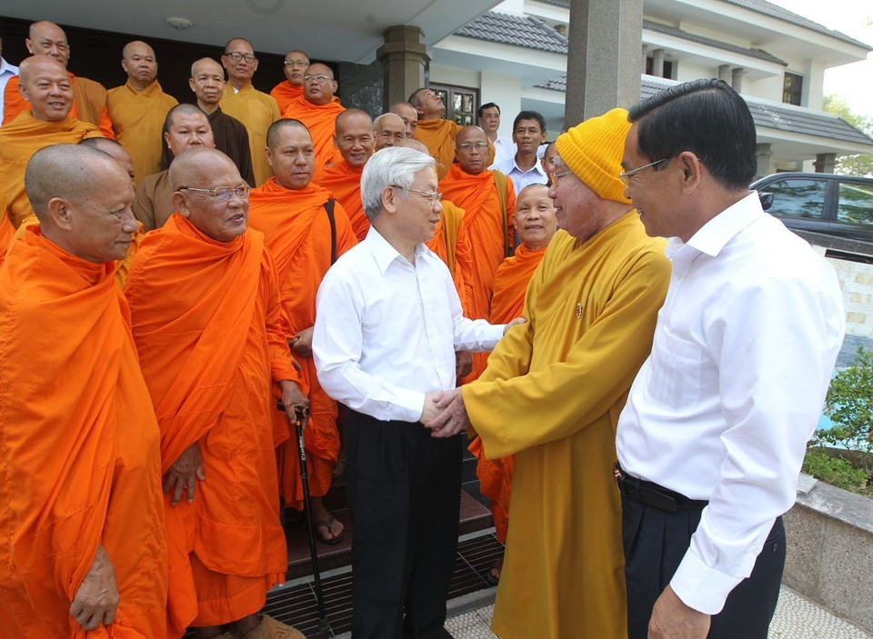 Tổng Bí thư Nguyễn Phú Trọng với Đoàn đại biểu Ban Thường trực, Ban Trị sự Giáo hội Phật giáo Việt Nam tỉnh Sóc Trăng, chiều 9/3/2015. (Ảnh: Trí Dũng/TTXVN)