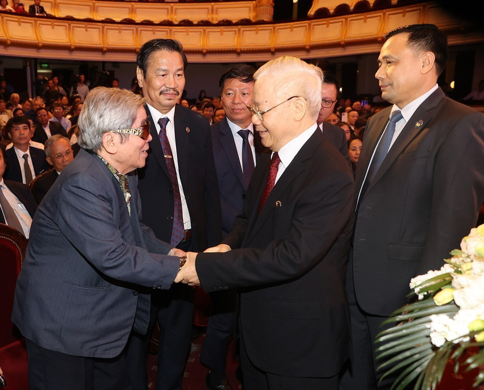 Tổng Bí thư Nguyễn Phú Trọng với đại biểu dự Lễ kỷ niệm 75 năm Ngày thành lập Liên hiệp các Hội Văn học nghệ thuật Việt Nam (25/7/1948 - 25/7/2023). (Ảnh: Trí Dũng/TTXVN)