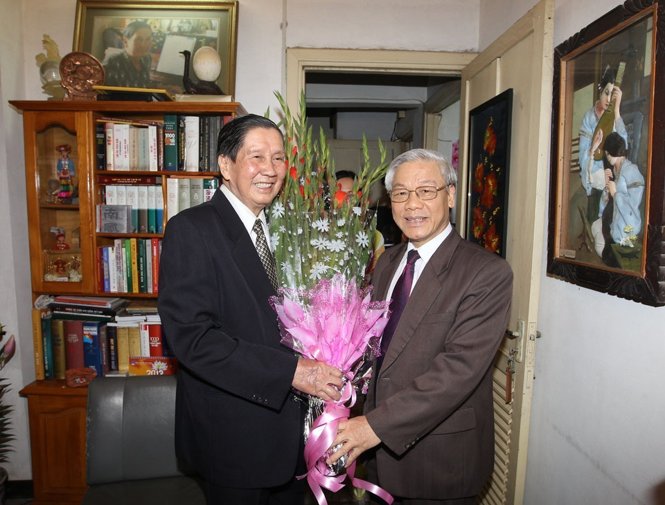 Nhân dịp đón Xuân Nhâm Thìn 2012, chiều 18/1/2012, tại Hà Nội, Tổng Bí thư Nguyễn Phú Trọng tới thăm và chúc Tết Nhạc sỹ Phạm Tuyên. (Ảnh: Trí Dũng/TTXVN)