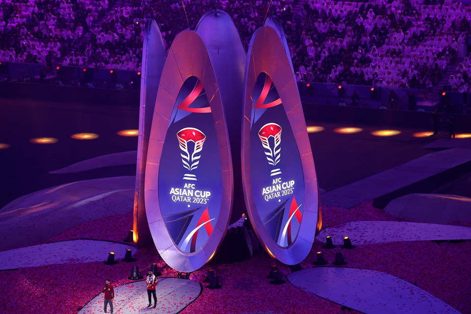 Giữa sân khấu có bốn màn hình lớn được thiết kế giống sân Lusail thu nhỏ. (Ảnh: THX/TTXVN)