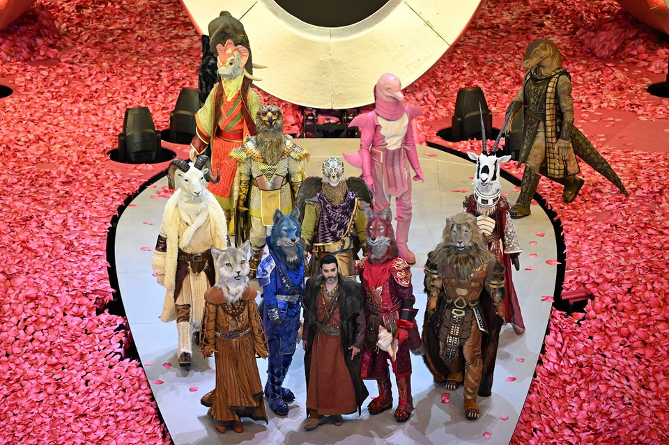 Các nghệ sỹ với tạo hình độc đáo biểu diễn trong lễ khai mạc Asian Cup 2023.(Ảnh: THX/TTXVN)