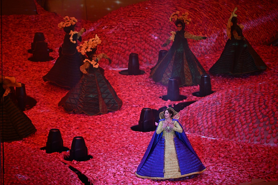 Các nghệ sỹ biểu diễn trong lễ khai mạc Asian Cup 2023.(Ảnh: THX/TTXVN)