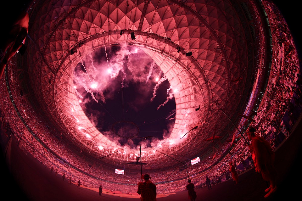 Pháo hoa thắp sáng nóc sân vận động Lusail. (Ảnh: THX/TTXVN)