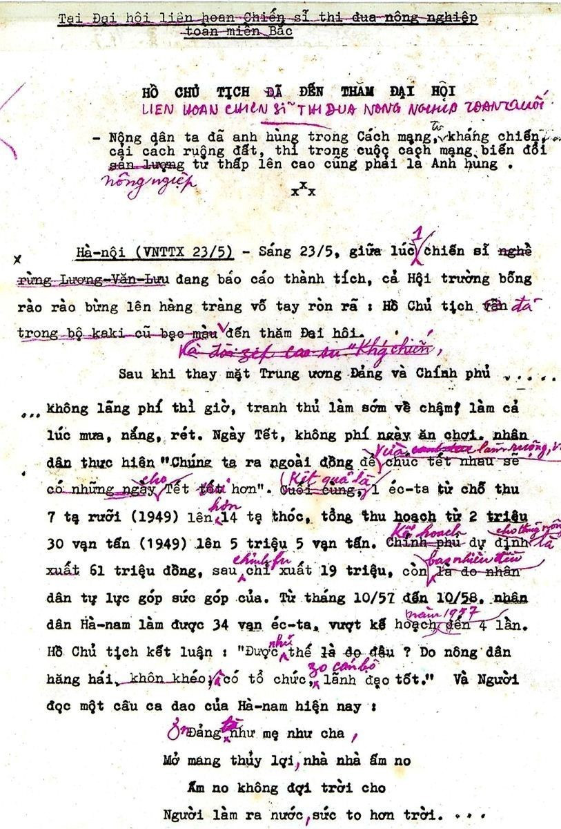 Bút tích Bác Hồ sửa tin của TTXVN. (Ảnh: Tư liệu TTXVN)