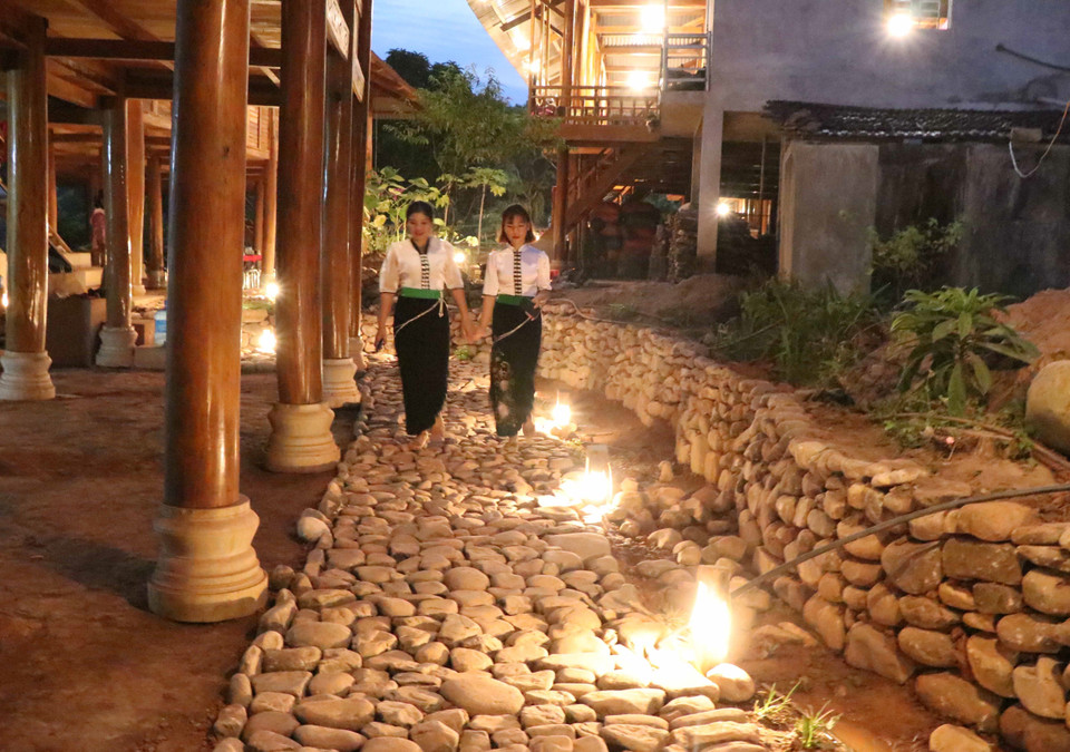Khuôn viên tại những ngôi nhà sàn là cơ sở lưu trú cho du khách nghỉ qua đêm tại bản văn hóa, du lịch cộng đồng Nà Sự. (Ảnh: Xuân Tiến/TTXVN)