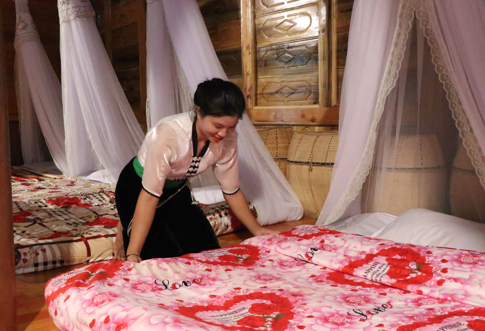 Cơ sở lưu trú trong bản Nà Sự mang đậm nét văn hóa sinh hoạt của người Thái trắng. (Ảnh: Xuân Tiến/TTXVN)