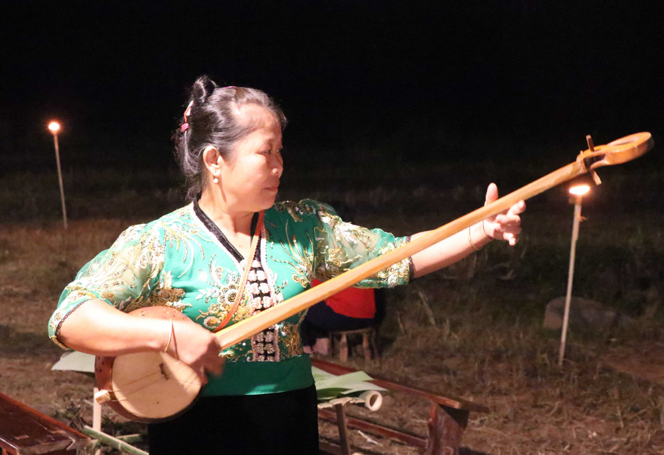 Người phụ nữ Thái trắng biểu diễn đàn tính tẩu tại không gian trải nghiệm văn hóa ẩm thực, giao lưu văn hóa, văn nghệ của bản Nà Sự (xã Chà Nưa, huyện Nậm Pồ, tỉnh Điện Biên). (Ảnh: Xuân Tiến/TTXVN)