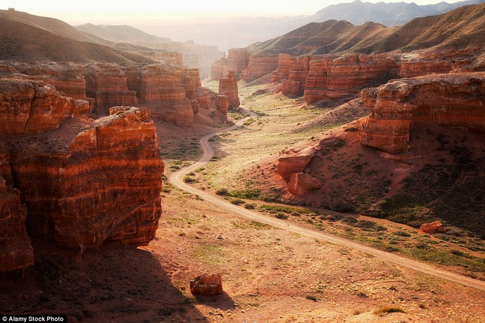Vẻ đẹp đầy mê hoặc của Sharyn Canyon được so sánh với các kỳ quan nổi tiếng trên thế giới. (Nguồn: Alamy Stock) 