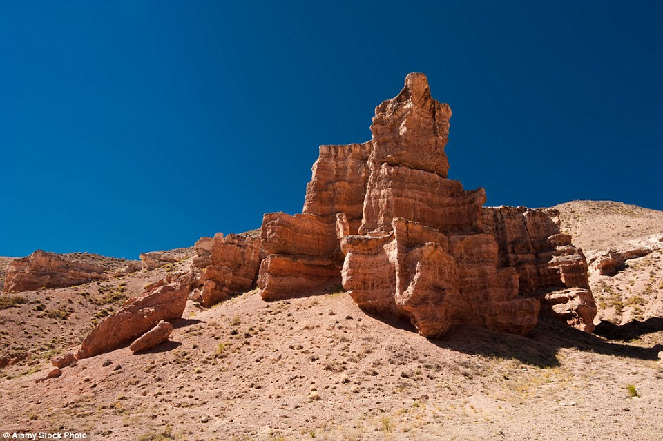 Hẻm núi Charyn nằm cách Almaty 120 dặm về phía đông trên biên giới Trung Quốc, nổi bật với những khối đá cam và hồng vô cùng sặc sỡ. (Nguồn: Alamy Stock) 