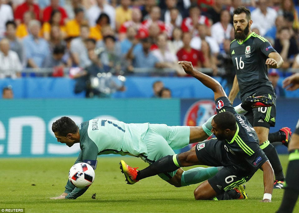 Ronaldo đã bị kèm rất chặt ngay trận đấu bắt đầu.