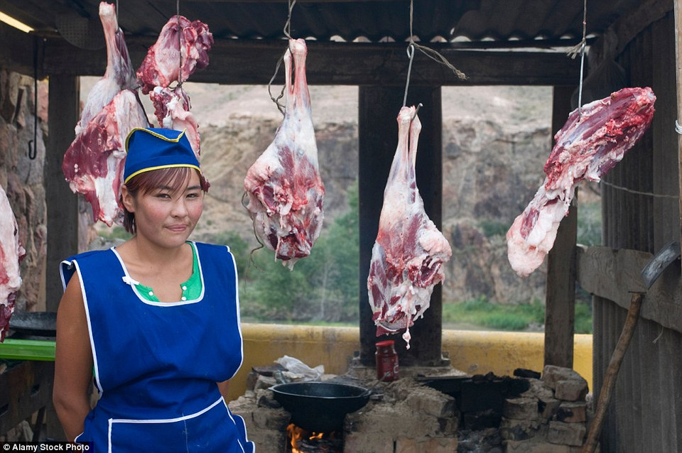 Người dân đia phương bán thực phẩm tươi sống. (Nguồn: Alamy Stock