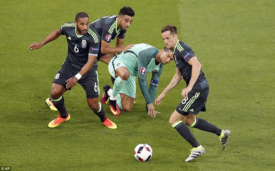 Luôn có ba cầu thủ theo sát CR7.