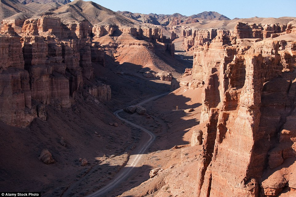 Sharyn Canyon nằm trong thung lũng sông Sharyn, được đưa vào danh mục dự trữ và bảo tồn năm 1964 và hiện là một phần của Vườn quốc gia Charyn. 