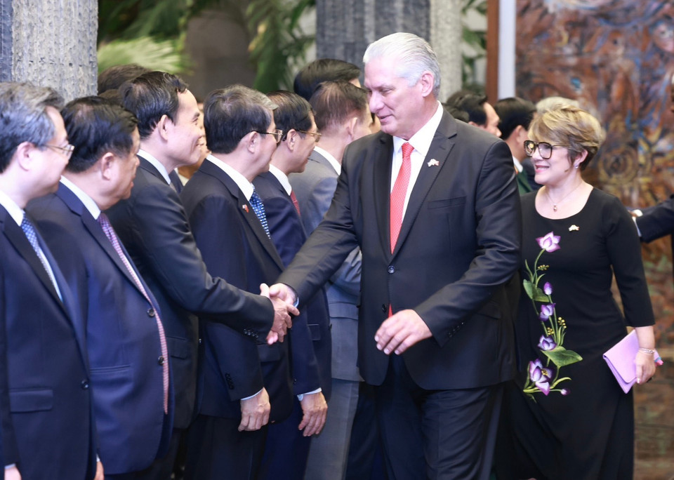 Bí thư thứ nhất Đảng Cộng sản Cuba, Chủ tịch Cuba Miguel Diaz Canel Bermudez với các thành viên Đoàn cấp cao Việt Nam. (Ảnh: Lâm Khánh/TTXVN)