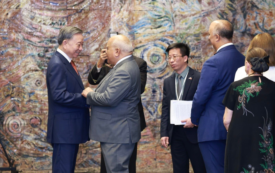 Các đồng chí Lãnh đạo Đảng, Nhà nước Cuba chúc mừng Tổng Bí thư, Chủ tịch nước Tô Lâm. (Ảnh: Lâm Khánh/TTXVN)