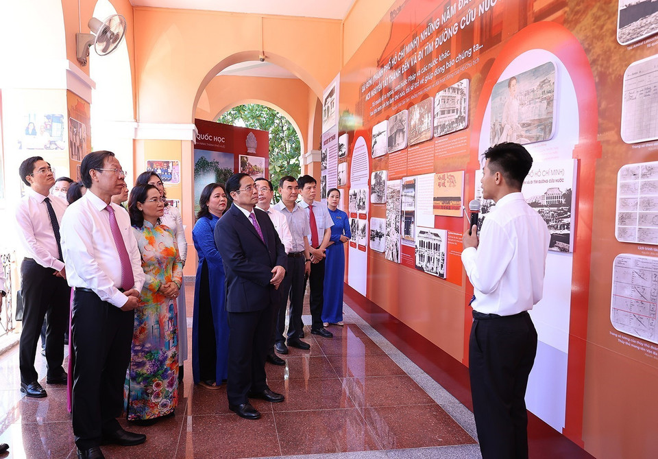 Thủ tướng Phạm Minh Chính tham quan trưng bày ảnh về Chủ tịch Hồ Chí Minh tại di tích bến Nhà Rồng. (Ảnh: Dương Giang/TTXVN)