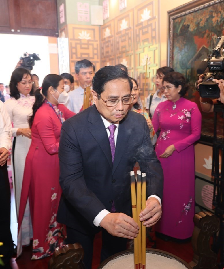 Thủ tướng Phạm Minh Chính và đoàn công tác đến dâng hương, hoa tưởng niệm Chủ tịch Tôn Đức Thắng. (Ảnh: Dương Giang/TTXVN)