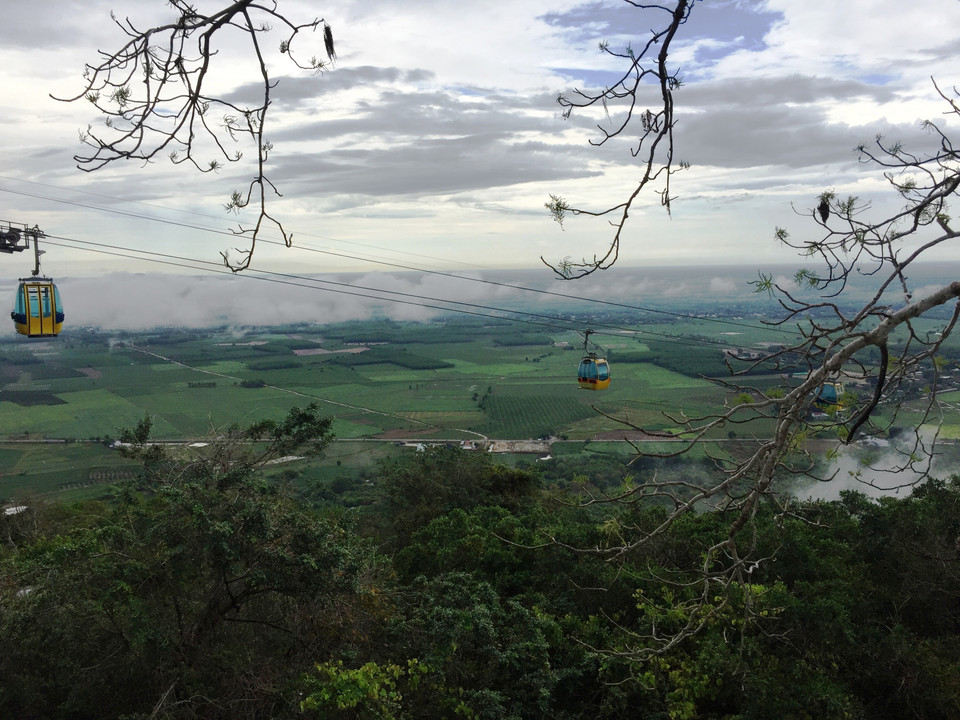 Du khách lên chùa Bà bằng hệ thống cáp treo theo công nghệ Châu Âu. (Ảnh: Lê Đức Hoảnh/TTXVN)