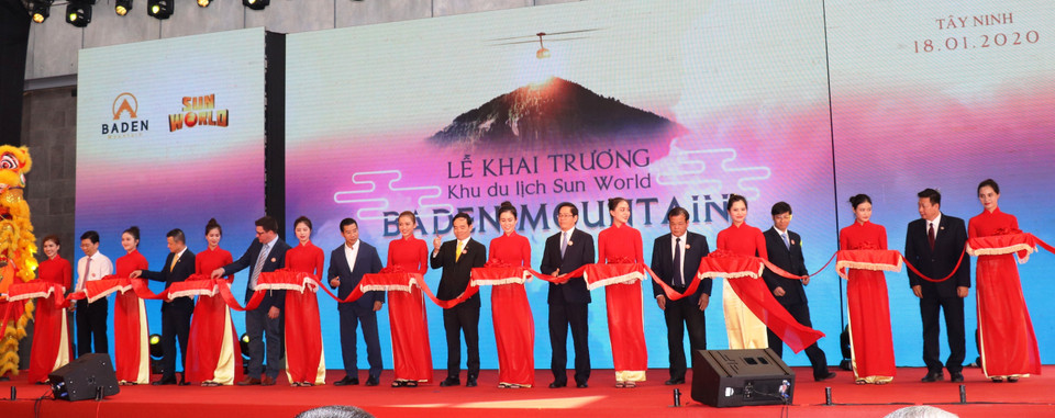 Các đại biểu cắt băng khánh thành tuyến cáp treo lên đỉnh núi Bà Đen. (Ảnh: Lê Đức Hoảnh/TTXVN)