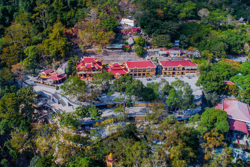 Toàn cảnh Linh Sơn Thiên Thạch động (Ðiện Bà). (Ảnh: Lê Đức Hoảnh/TTXVN)