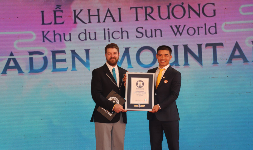 Đại diện Tổ chức kỷ lục thế giới Guinness trao giấy chứng nhận Nhà ga cáp treo lớn nhất thế giới cho nhà ga cáp treo núi Bà Đen Tây Ninh. (Ảnh: Lê Đức Hoảnh/TTXVN)