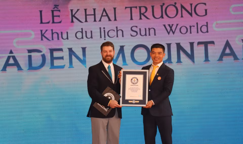 Đại diện Tổ chức kỷ lục thế giới Guinness trao giấy chứng nhận Nhà ga cáp treo lớn nhất thế giới cho nhà ga cáp treo núi Bà Đen Tây Ninh. (Ảnh: Lê Đức Hoảnh/TTXVN)