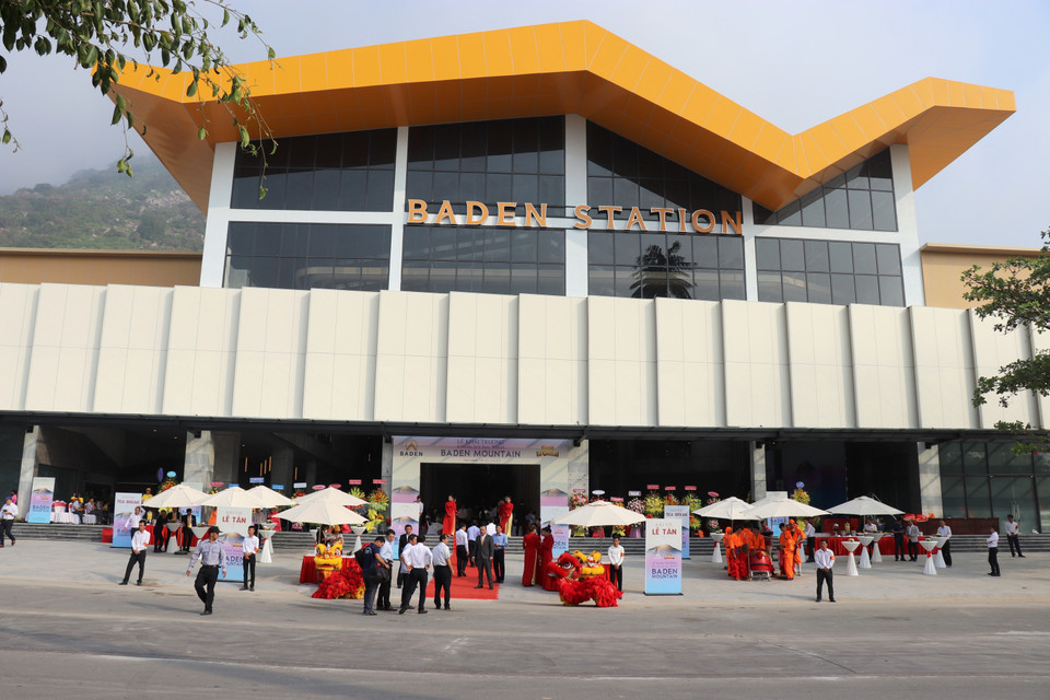 Nhà ga cáp treo đưa du khách lên đỉnh núi Bà Đen được Tổ chức kỷ lục thế giới Guinness công nhận Nhà ga cáp treo lớn nhất thế giới tại thời điểm hiện nay. (Ảnh: Lê Đức Hoảnh/TTXVN)