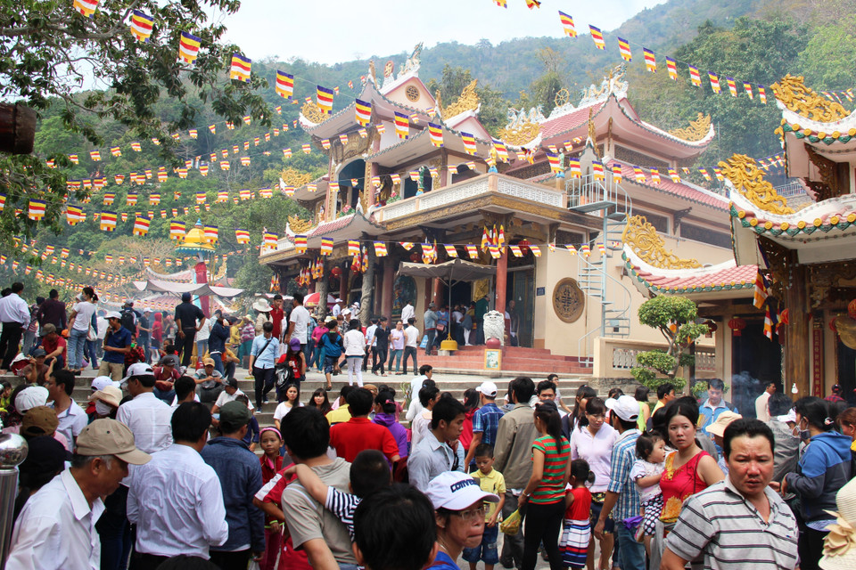 Du khách đến hành hương, thăm viếng Chùa Bà. (Ảnh: Lê Đức Hoảnh/TTXVN)