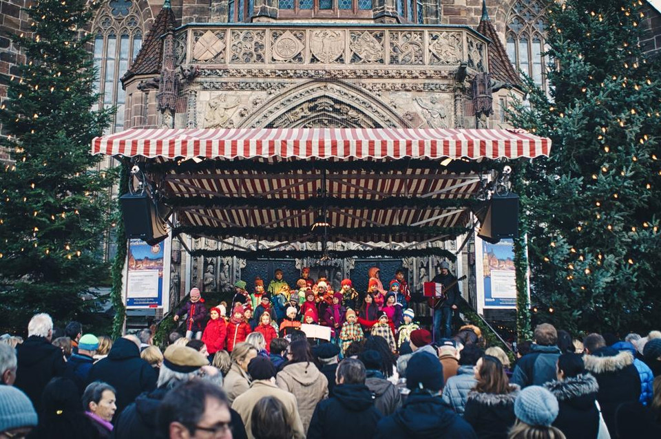 Hội chợ có 180 gian hàng trưng bày đủ các loại mặt hàng Giáng Sinh. (Ảnh: Hoàng Quang Thái/Vietnam+)