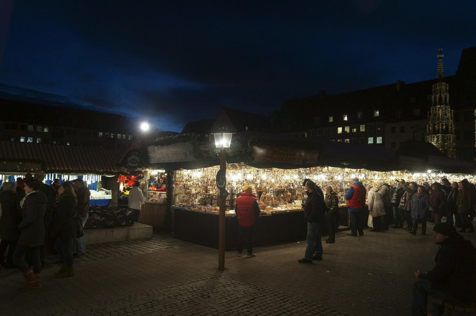 Nuremberg còn tỏa sáng lộng lẫy hơn với ánh điện lung linh từ khắp mọi ngả quanh khu phố cổ. (Ảnh: Hoàng Quang Thái/Vietnam+)