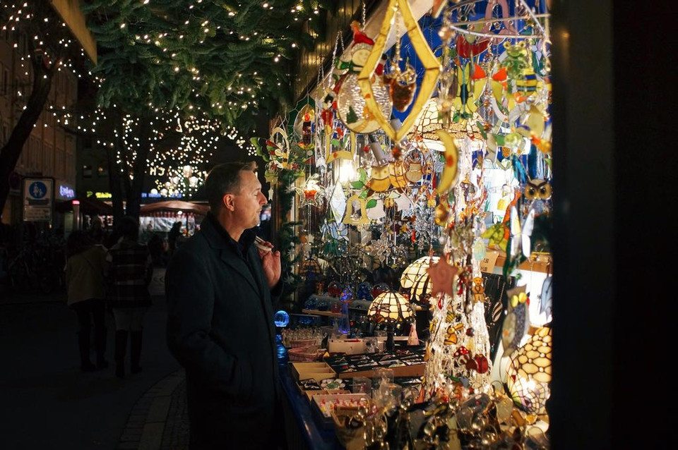 Ở hội chợ, ta sẽ thấy những hình nộm ngộ nghĩnh được làm rất tinh xảo từ những hạt nho, táo khô, quả óc chó. (Ảnh: Hoàng Quang Thái/Vietnam+)