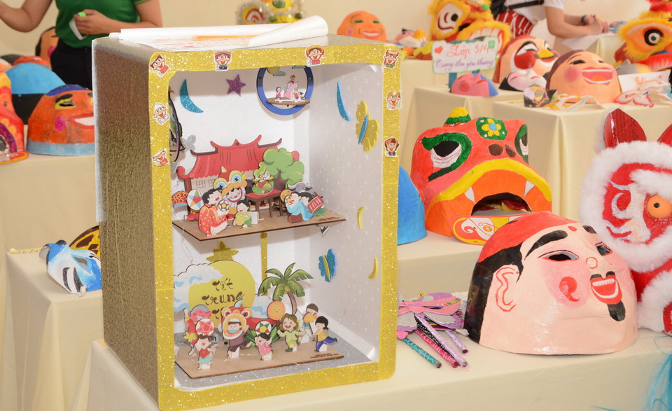 Các sản phẩm lồng đèn, mặt nạ, đầu lân do học sinh tự làm để gây quỹ ủng hộ học sinh bị ảnh hưởng của bão số 3. (Ảnh: Văn Dũng/TTXVN)