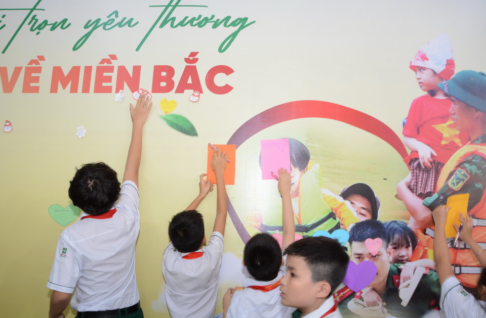 Những bức thư gửi gắm tình cảm của học sinh trường Mầm non, Tiểu học và Trung học cơ sở Đức Trí (thành phố Đà Nẵng) gửi đến học sinh các tỉnh phía Bắc bị ảnh hưởng bởi thiên tai. (Ảnh: Văn Dũng/TTXVN)