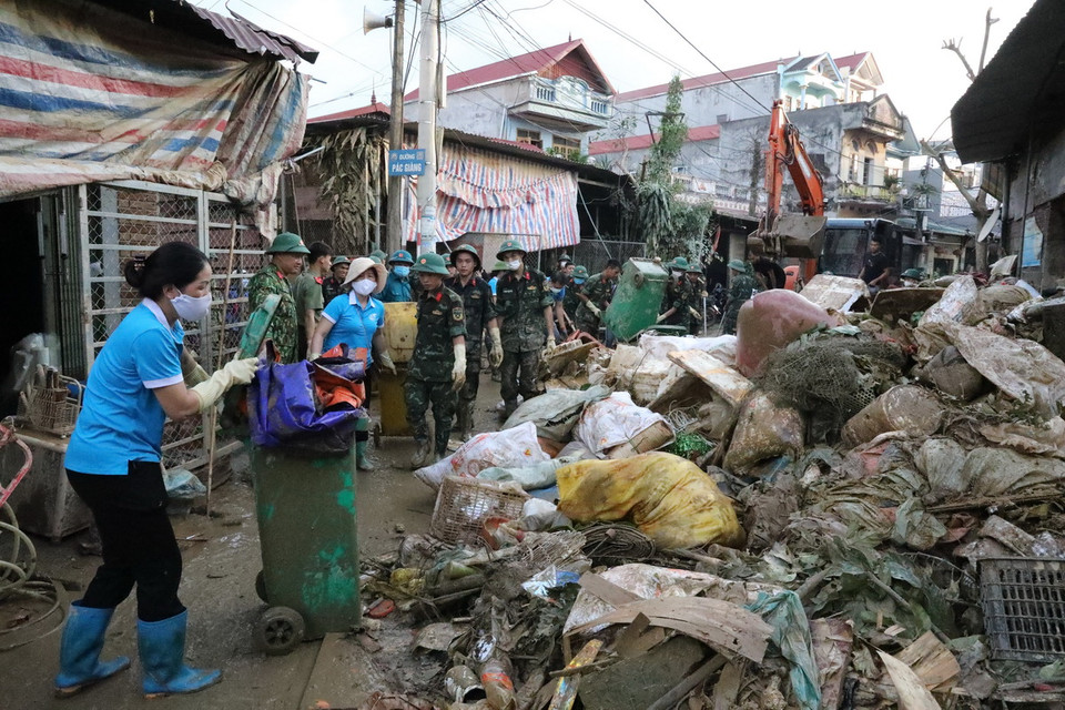 Lực lượng vũ trang, các đoàn thể và nhân dân thị trấn Thất Khê, huyện Tràng Định dọn dẹp rác thải sau mưa lũ (Lạng Sơn). (Ảnh: Văn Đạt/TTXVN)