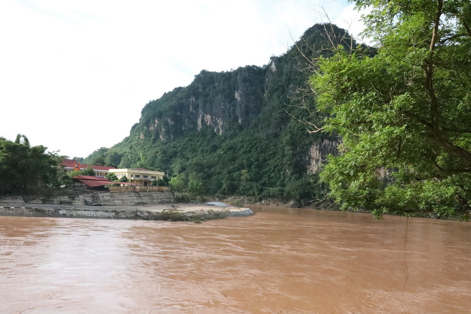 Mực nước trên sông Kỳ Cùng, đoạn qua thị trấn Na Sầm, huyện Văn Lãng (Lạng Sơn) đã rút chòi khu dân cư ven sông. (Ảnh: Văn Đạt/TTXVN)