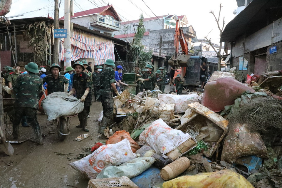 Lực lượng vũ trang, các đoàn thể và nhân dân thị trấn Thất Khê, huyện Tràng Định dọn dẹp rác thải sau mưa lũ (Lạng Sơn). (Ảnh: Văn Đạt/TTXVN)