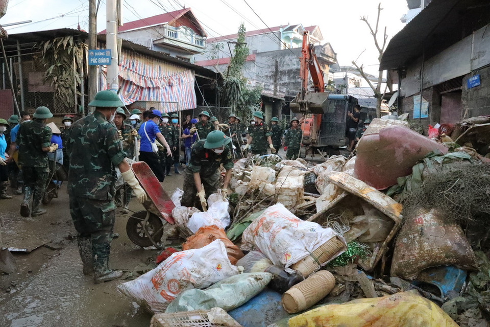 Lực lượng vũ trang, các đoàn thể và nhân dân thị trấn Thất Khê, huyện Tràng Định dọn dẹp rác thải sau mưa lũ (Lạng Sơn). (Ảnh: Văn Đạt/TTXVN)