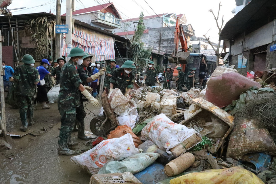 Lực lượng vũ trang, các đoàn thể và nhân dân thị trấn Thất Khê, huyện Tràng Định dọn dẹp rác thải sau mưa lũ (Lạng Sơn). (Ảnh: Văn Đạt/TTXVN)