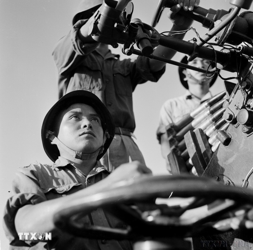 Đảng viên trẻ, chiến sĩ quyết thắng Phan Tuấn Chí là một trong những pháo thủ toàn năng của khẩu đội 4, phân đội 2, tham gia nhiều trận chiến, lập nhiều chiến công xuất sắc. (Ảnh: Tư liệu TTXVN)