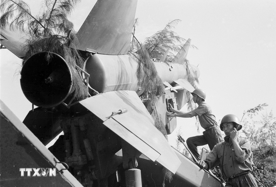 Phân đội 1, bộ đội tên lửa bảo vệ thủ đô chiến đấu mưu trí, dũng cảm góp phần cùng quân dân thủ đô bắn rơi 9 máy bay Mỹ trong ngày 10/5/1972. (Ảnh: Văn Bảo/TTXVN)